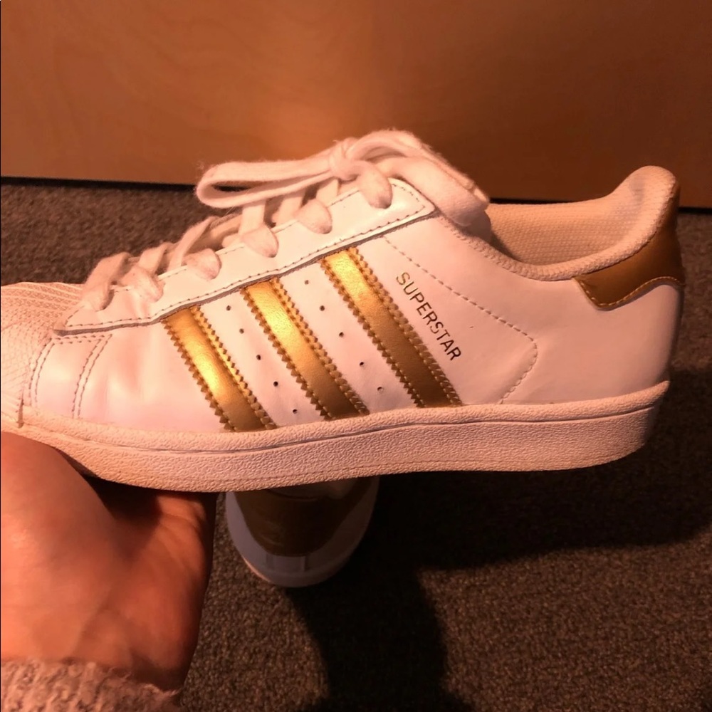 ADIDAS women’s superstar shoe